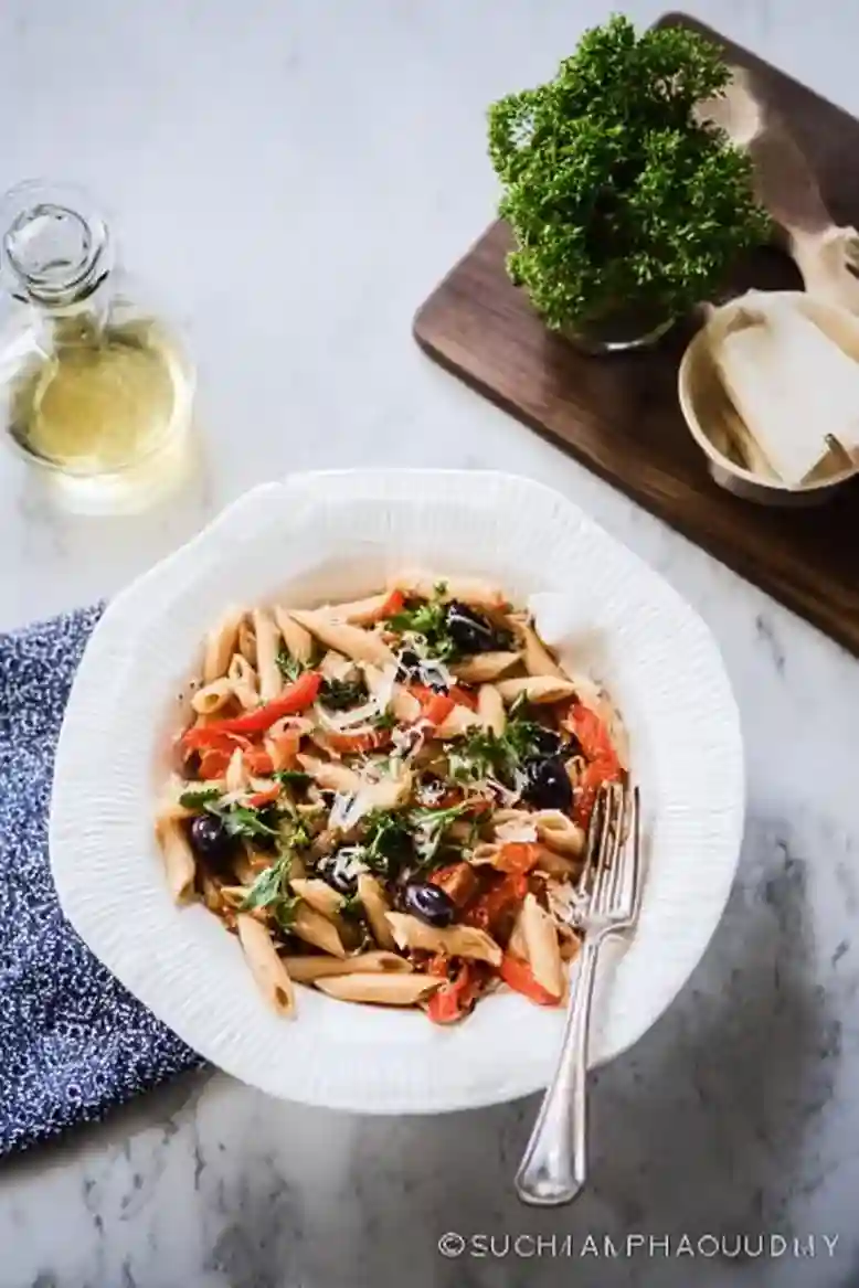 roasted bell pepper black olive pasta salad - 2